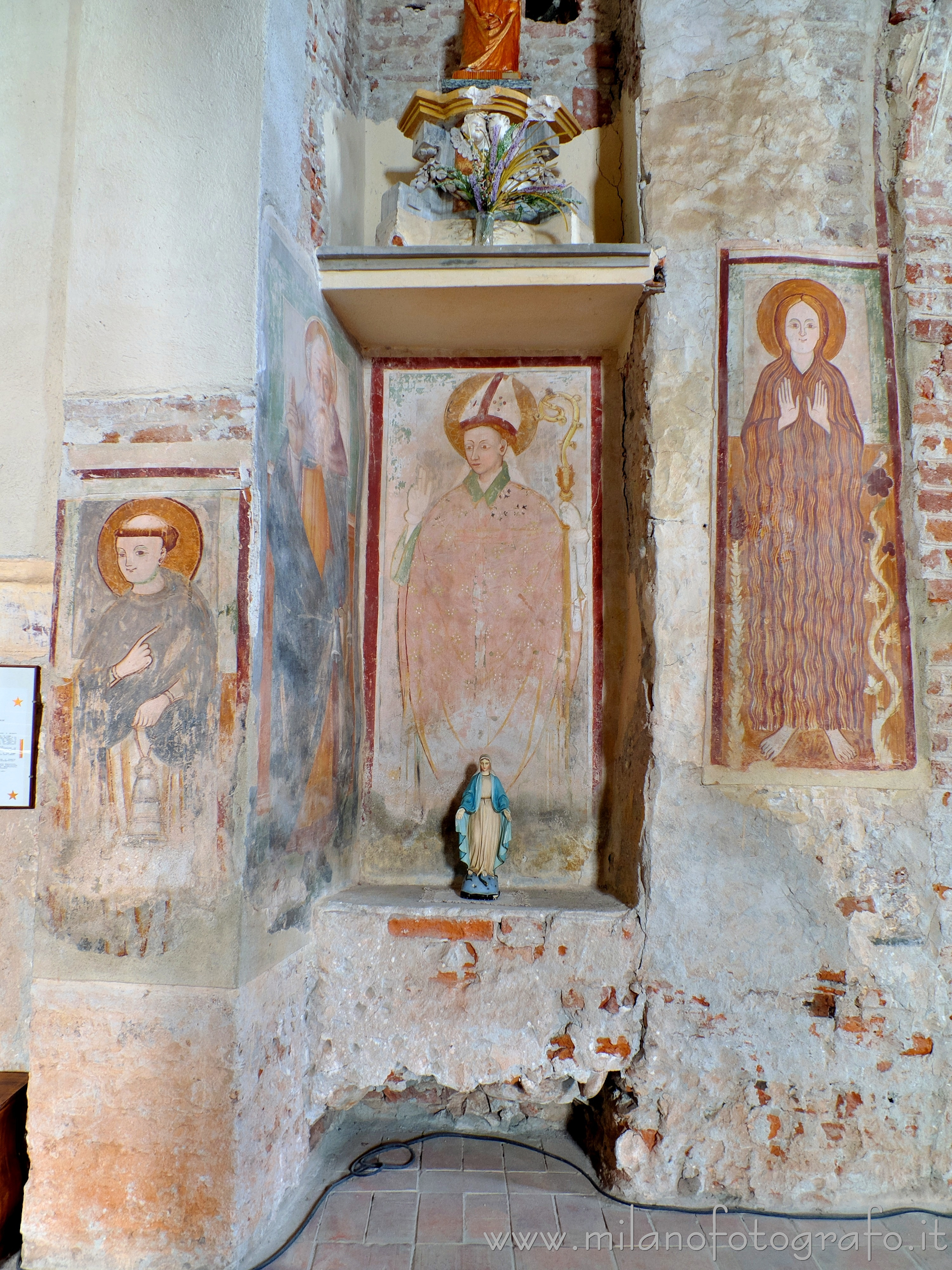 Lenta (Vercelli) - Affreschi fra i due absidi della Pieve di Santo Stefano